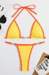 Geripptes Neckholder-Triangel-Bikini-Set mit G-String und Kontrast